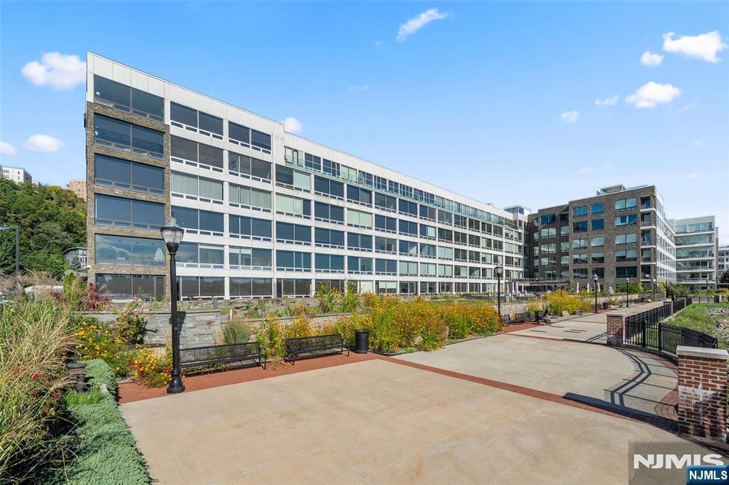 9 Somerset Lane 507, Edgewater, NJ 07020