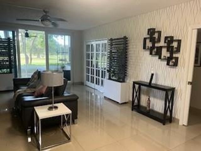 565 Oaks Lane 103, Pompano Beach, FL 33069