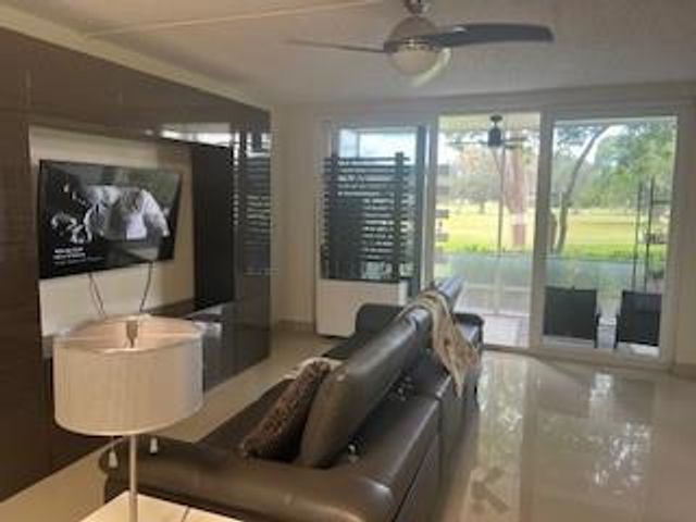 565 Oaks Lane 103, Pompano Beach, FL 33069