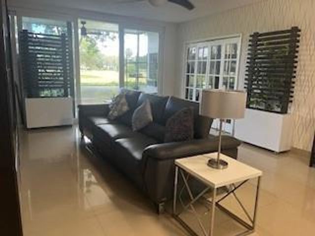 565 Oaks Lane 103, Pompano Beach, FL 33069