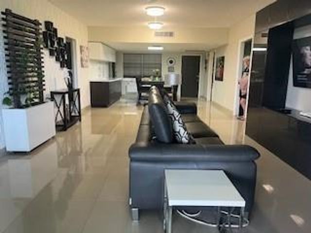 565 Oaks Lane 103, Pompano Beach, FL 33069