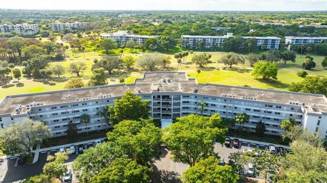 565 Oaks Lane 103, Pompano Beach, FL 33069