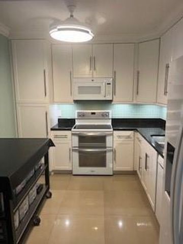 565 Oaks Lane 103, Pompano Beach, FL 33069
