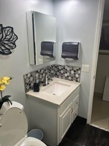 565 Oaks Lane 103, Pompano Beach, FL 33069