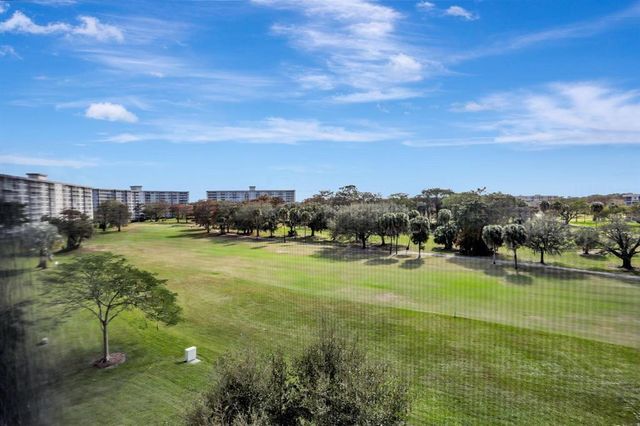 565 Oaks Lane 103, Pompano Beach, FL 33069