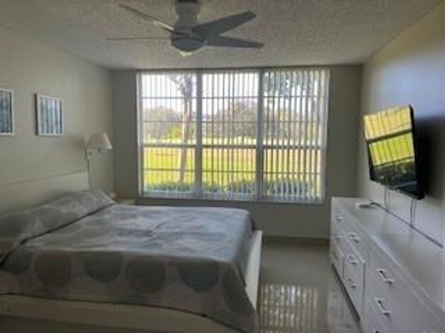 565 Oaks Lane 103, Pompano Beach, FL 33069