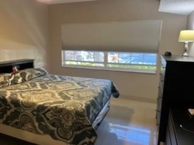 565 Oaks Lane 103, Pompano Beach, FL 33069
