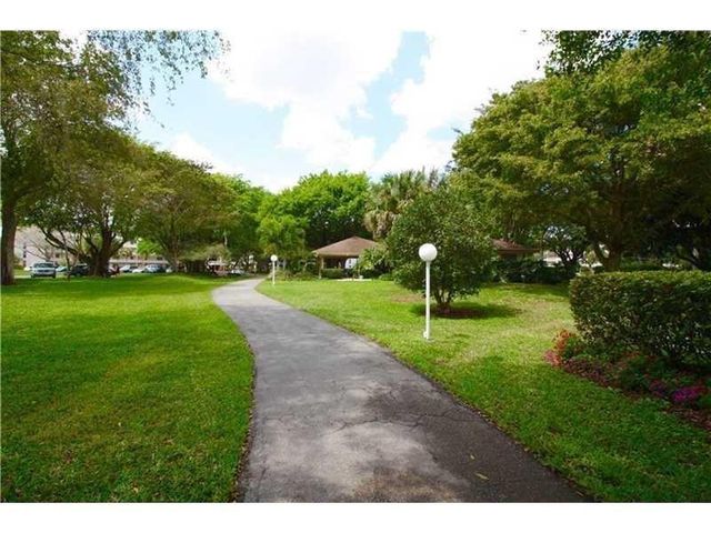 565 Oaks Lane 103, Pompano Beach, FL 33069