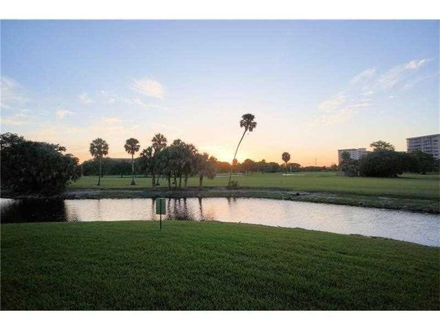 565 Oaks Lane 103, Pompano Beach, FL 33069