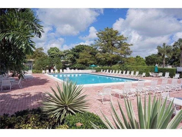 565 Oaks Lane 103, Pompano Beach, FL 33069