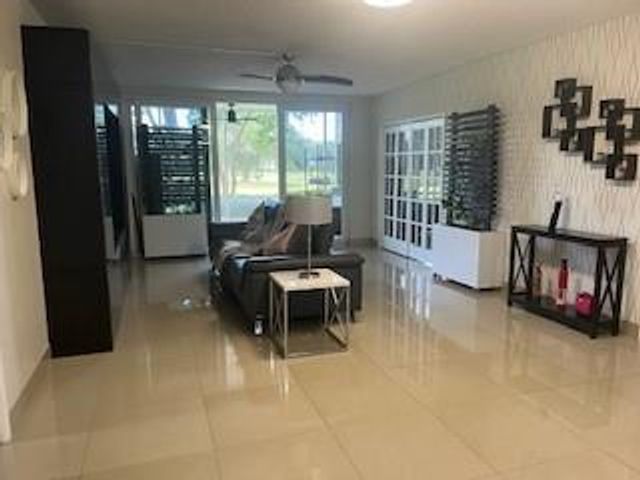 565 Oaks Lane 103, Pompano Beach, FL 33069