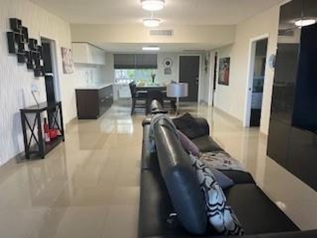 565 Oaks Lane 103, Pompano Beach, FL 33069