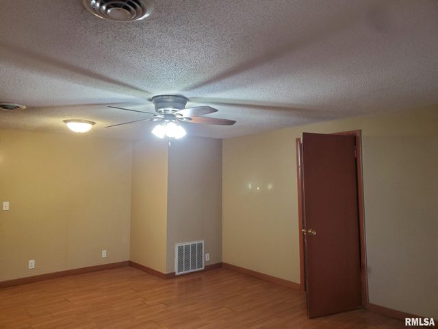 1512 SPRING BAY Road, East Peoria, IL 61611