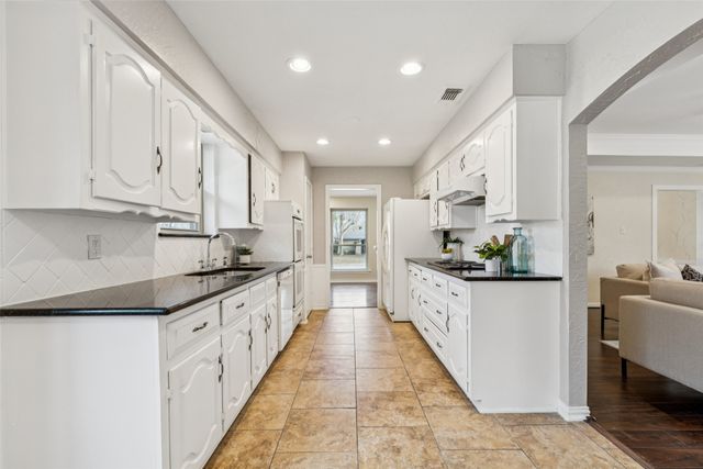 133 N Crestwood Boulevard, Desoto, TX 75115