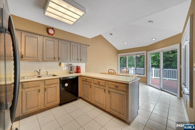42 Heatherhill Road, Cresskill, NJ 07626