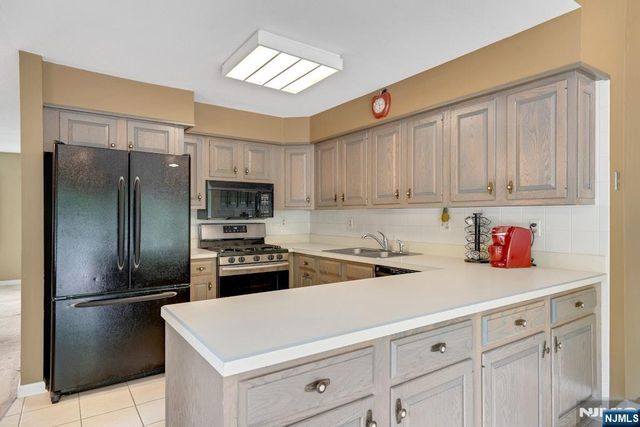 42 Heatherhill Road, Cresskill, NJ 07626