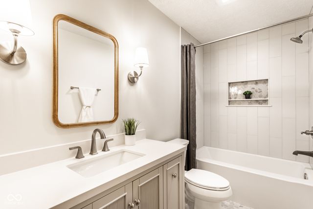 7025 Hunters Ridge Drive, Plainfield, IN 46168