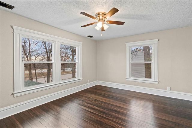 1015 E College Street, Independence, MO 64050