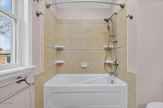 2329 Niskayuna Drive, Niskayuna, NY 12309