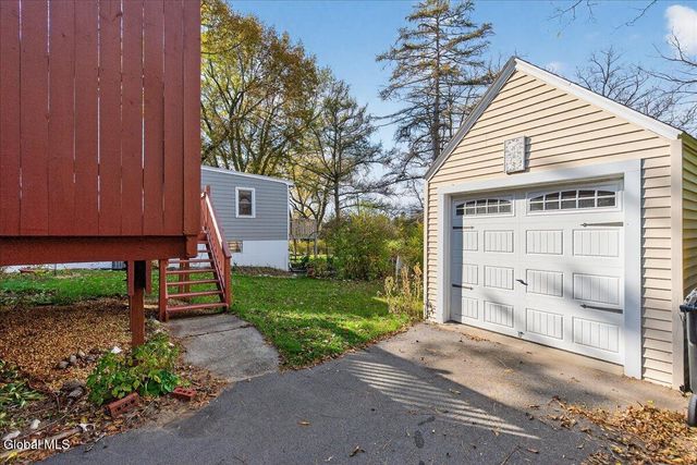 2329 Niskayuna Drive, Niskayuna, NY 12309