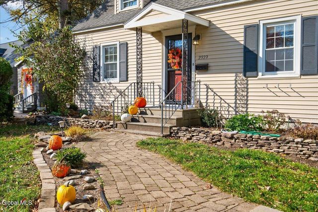 2329 Niskayuna Drive, Niskayuna, NY 12309