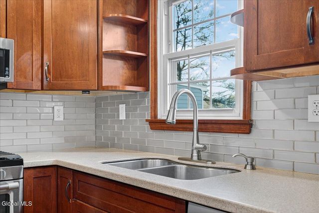 2329 Niskayuna Drive, Niskayuna, NY 12309