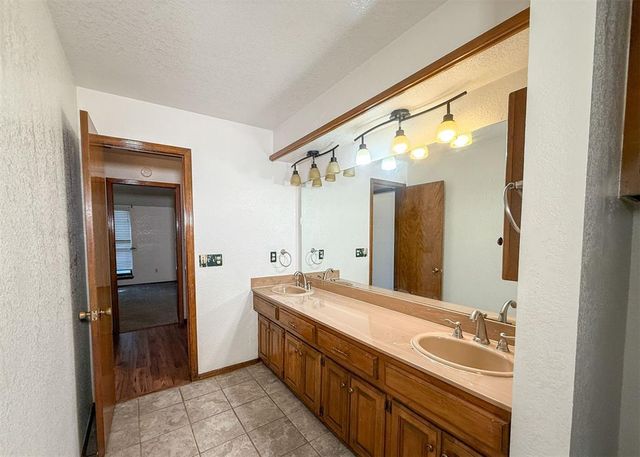 7019 N Spinnaker Lane, Oklahoma City, OK 73116