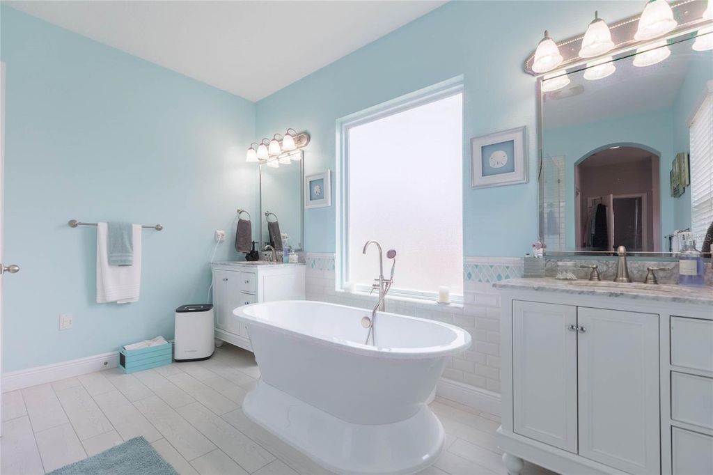 Image 30 of property listing at 20105 EAGLES LANDING WAY, Tampa, FL 33647
