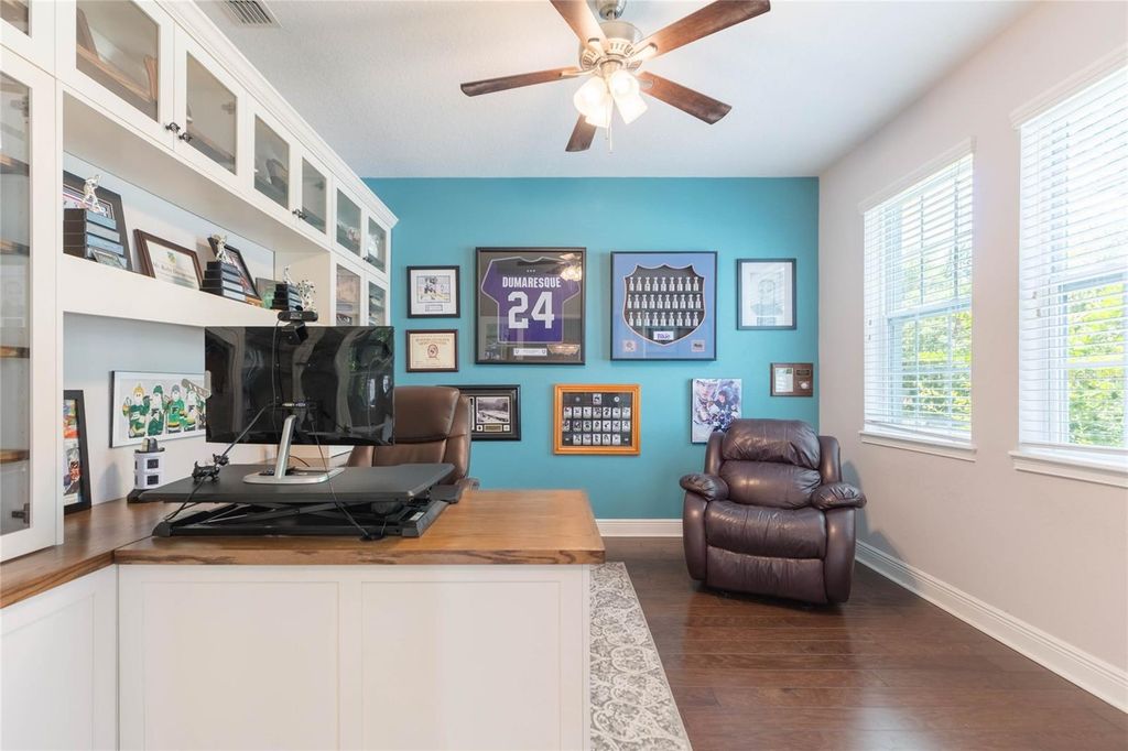 Image 8 of property listing at 20105 EAGLES LANDING WAY, Tampa, FL 33647