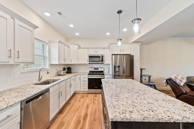 102 Loraine Way, Hurricane, WV 25526