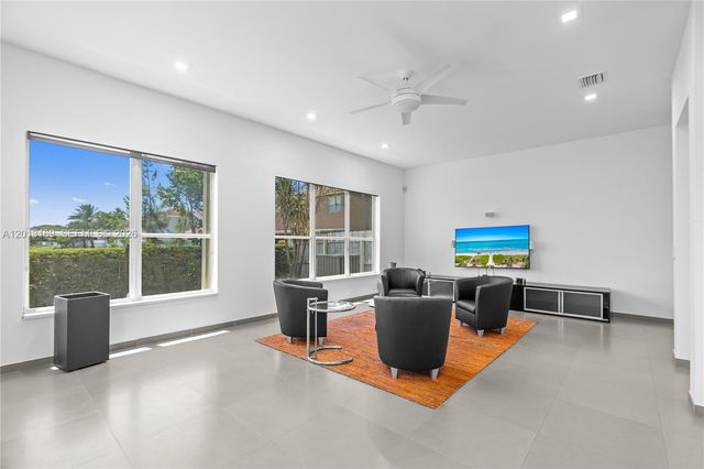 3760 SW 51st St, Hollywood, FL 33312