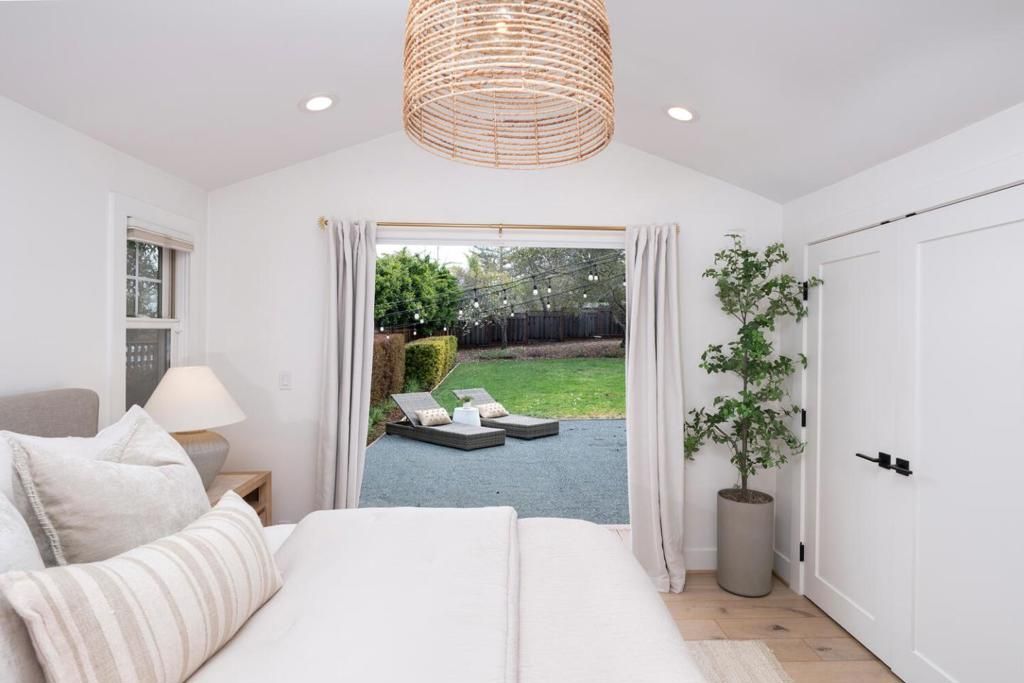 Image 12 of property listing at 175 Springdale Way, Emerald Hills, CA 94062