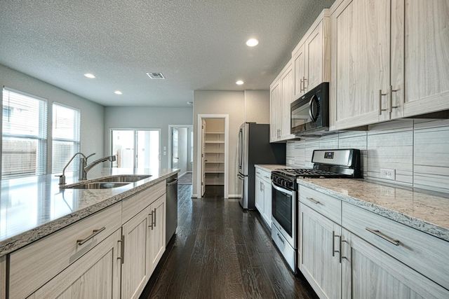 7631 Europa Ave, Round Rock, TX 78665