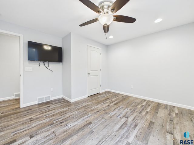 908 S 5th Ave Avenue, Brandon, SD 57005