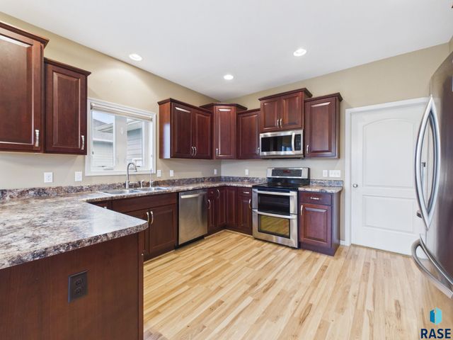 908 S 5th Ave Avenue, Brandon, SD 57005