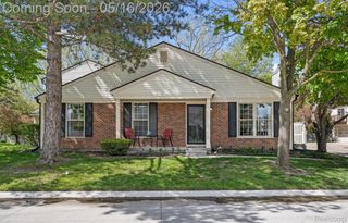 1501 Dover Hill N, Walled Lake, MI 48390
