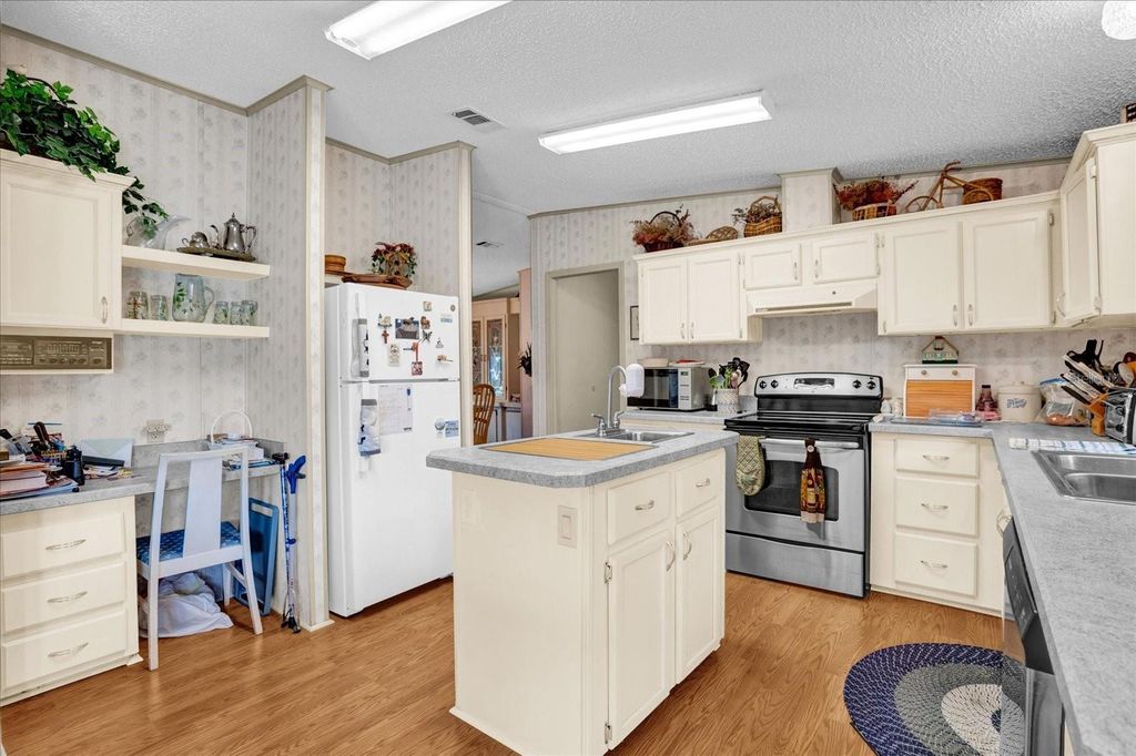 Image 12 of property listing at 34811 BARGER COURT, Leesburg, FL 34788