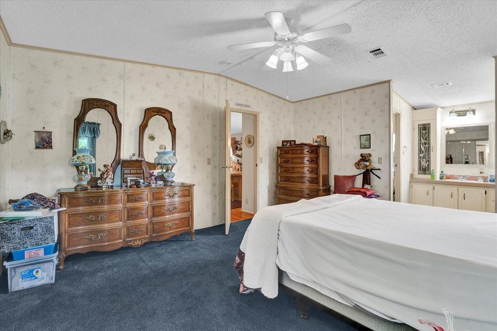 Image 20 of property listing at 34811 BARGER COURT, Leesburg, FL 34788