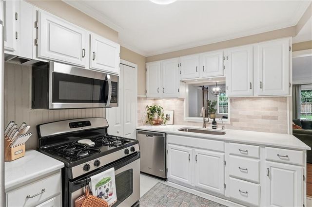 6827 Granada Lane, Prairie Village, KS 66208