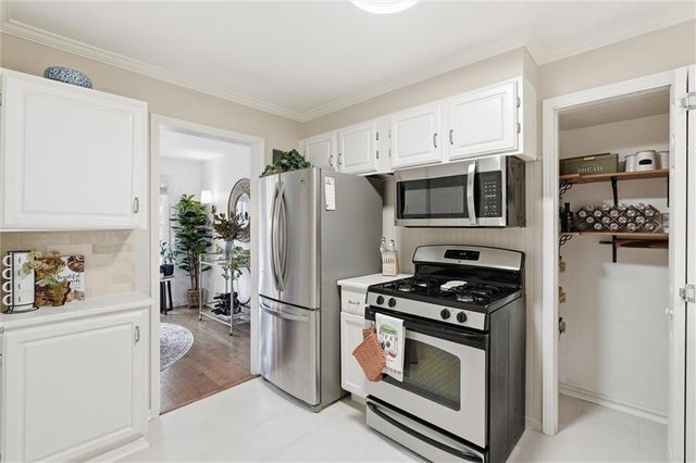 6827 Granada Lane, Prairie Village, KS 66208