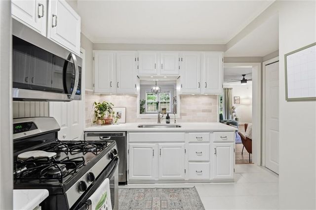 6827 Granada Lane, Prairie Village, KS 66208