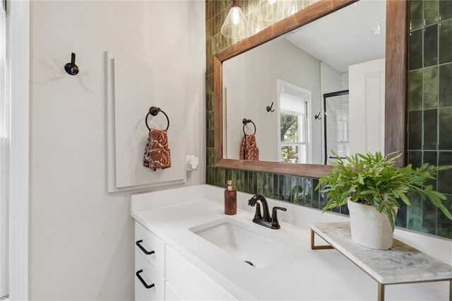 6827 Granada Lane, Prairie Village, KS 66208