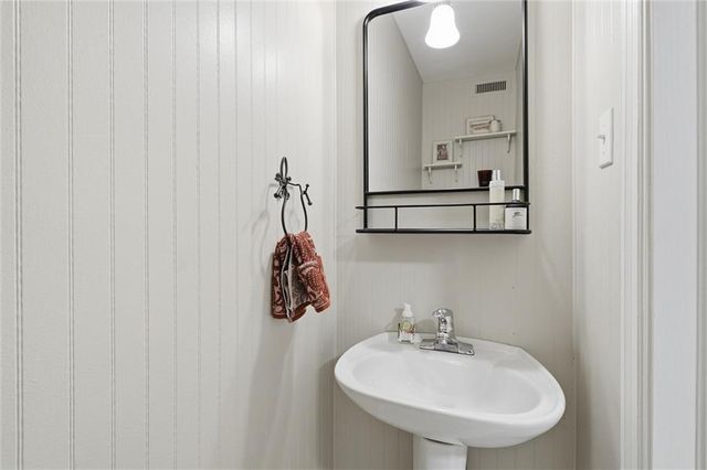 6827 Granada Lane, Prairie Village, KS 66208