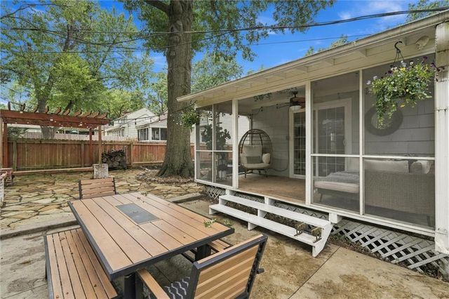 6827 Granada Lane, Prairie Village, KS 66208