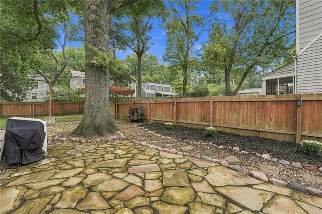6827 Granada Lane, Prairie Village, KS 66208