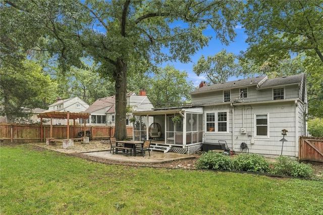 6827 Granada Lane, Prairie Village, KS 66208