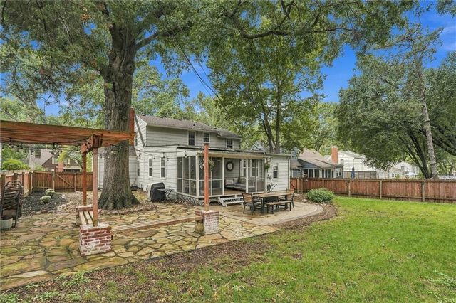 6827 Granada Lane, Prairie Village, KS 66208