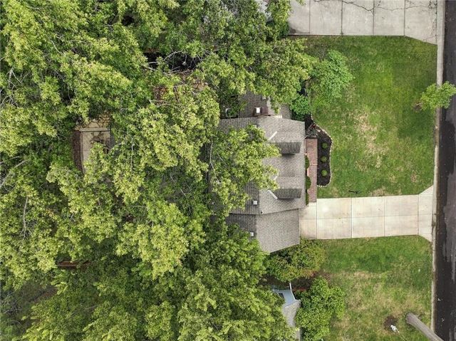 6827 Granada Lane, Prairie Village, KS 66208