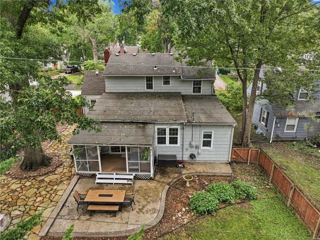 6827 Granada Lane, Prairie Village, KS 66208
