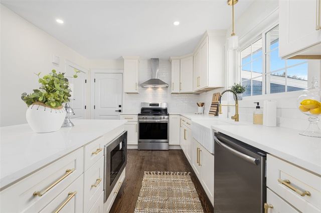 218 Bristol Ferry Road, Portsmouth, RI 02871